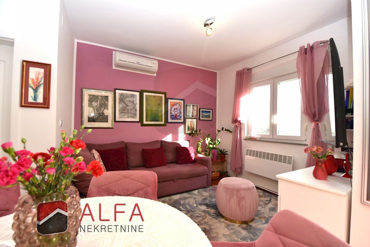 Hrvaška, Vodice – prodaja opremljeno stanovanje v pritličju