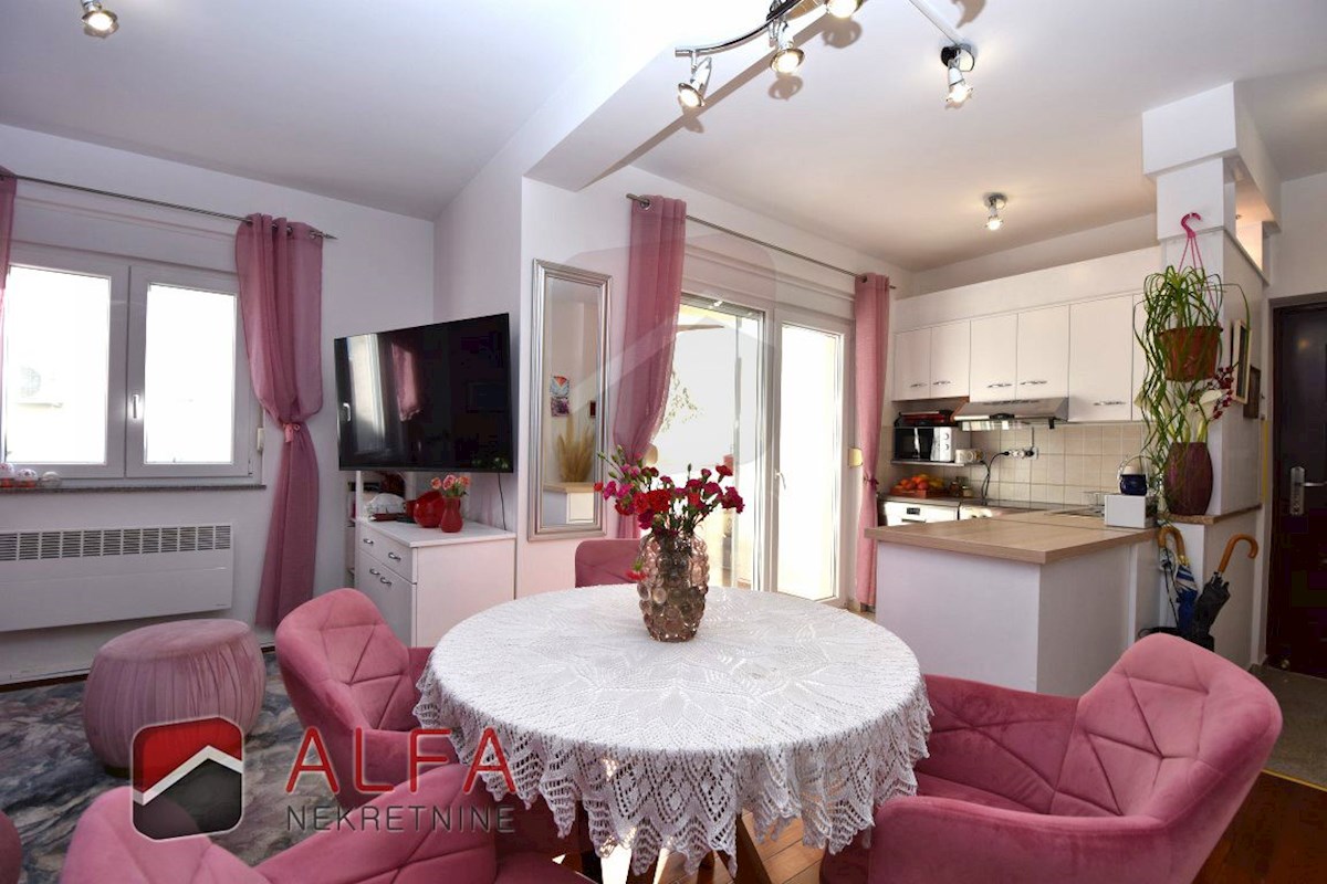 Hrvaška, Vodice – prodaja opremljeno stanovanje v pritličju