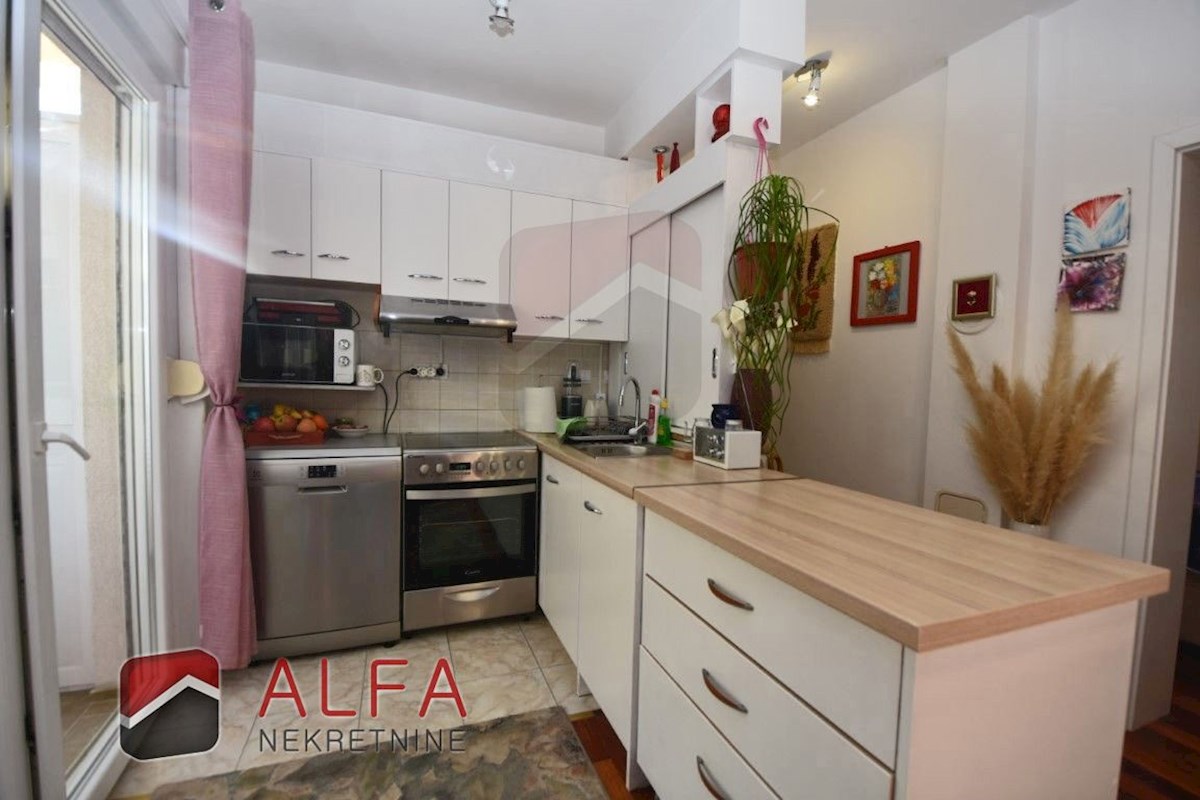 Hrvaška, Vodice – prodaja opremljeno stanovanje v pritličju