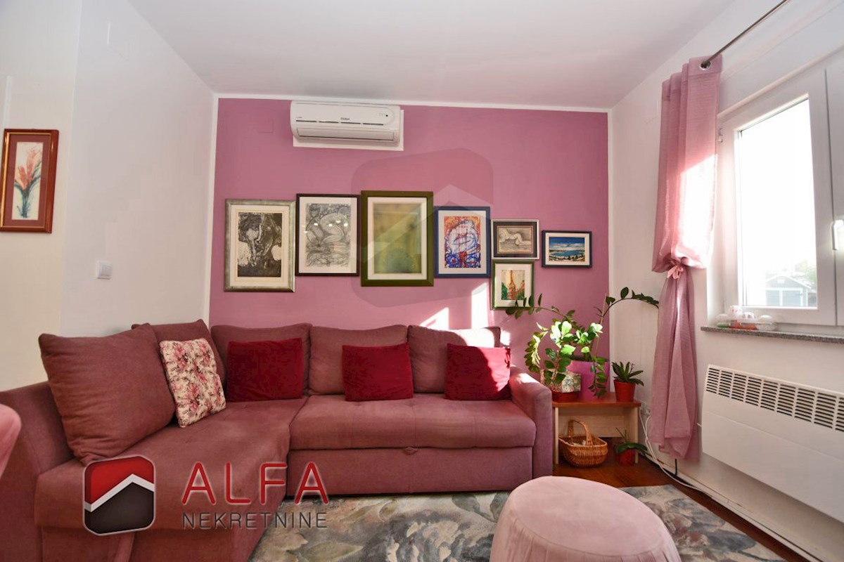 Hrvaška, Vodice – prodaja opremljeno stanovanje v pritličju