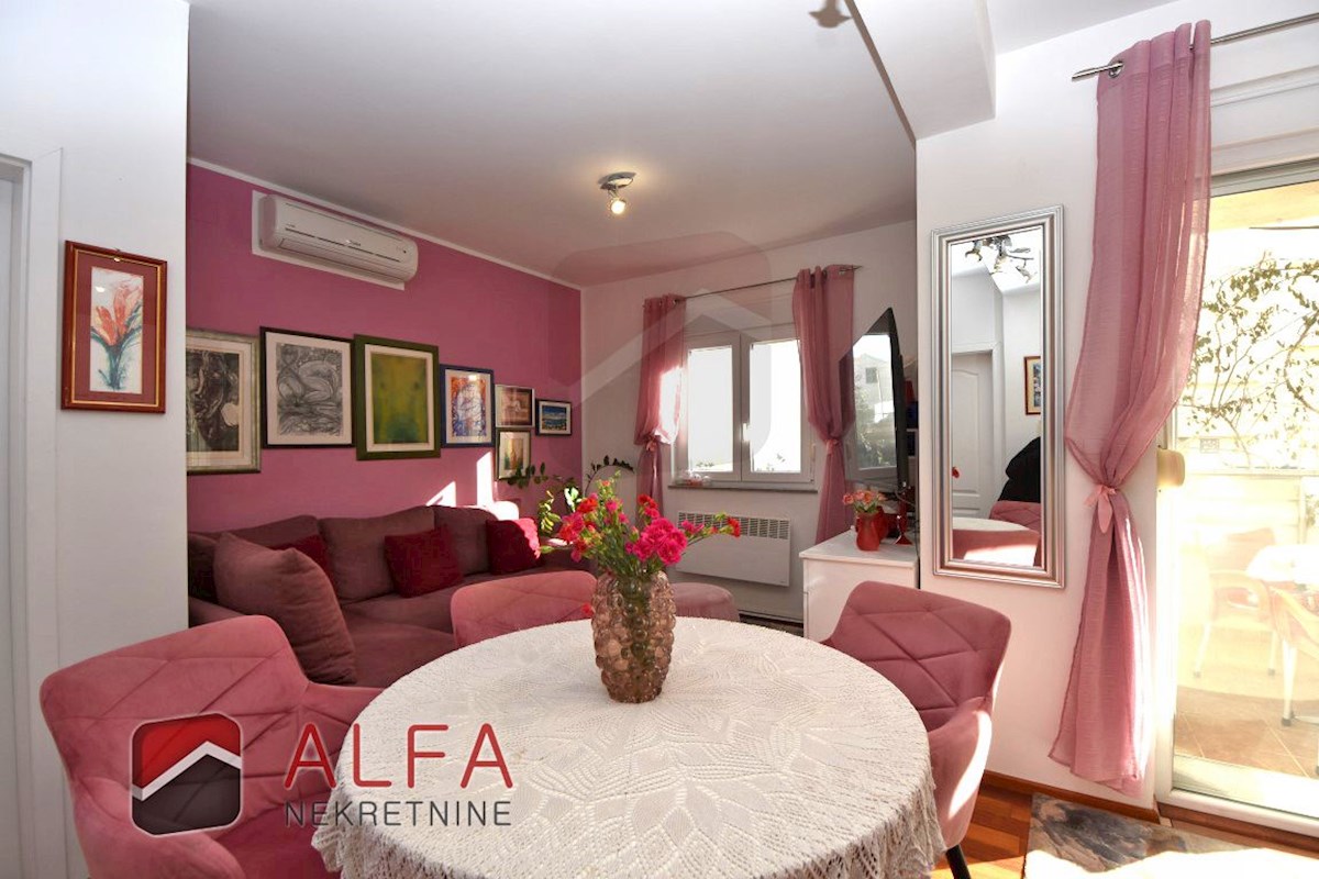 Hrvaška, Vodice – prodaja opremljeno stanovanje v pritličju