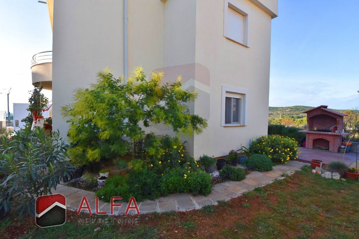 Hrvaška, Vodice – prodaja opremljeno stanovanje v pritličju