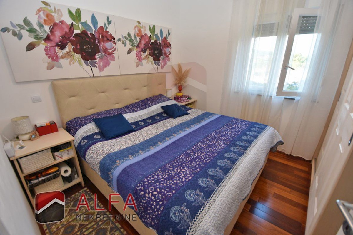 Hrvaška, Vodice – prodaja opremljeno stanovanje v pritličju