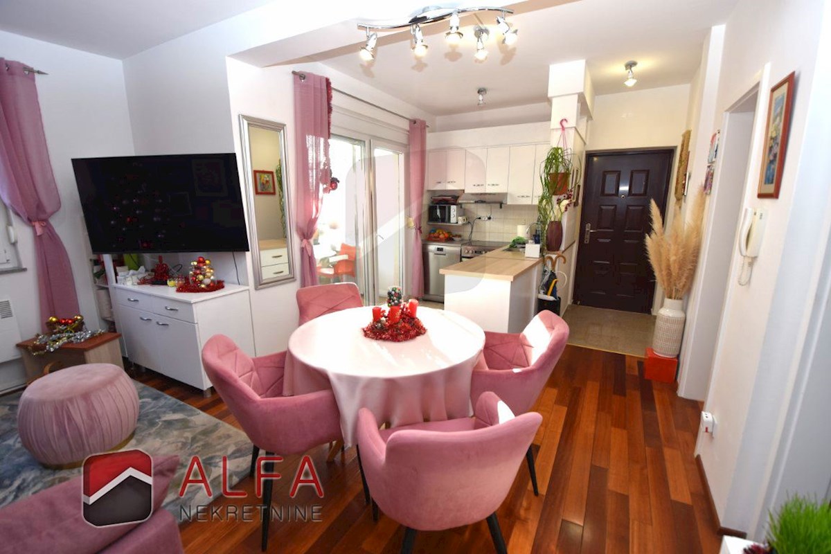 Hrvaška, Vodice – prodaja opremljeno stanovanje v pritličju