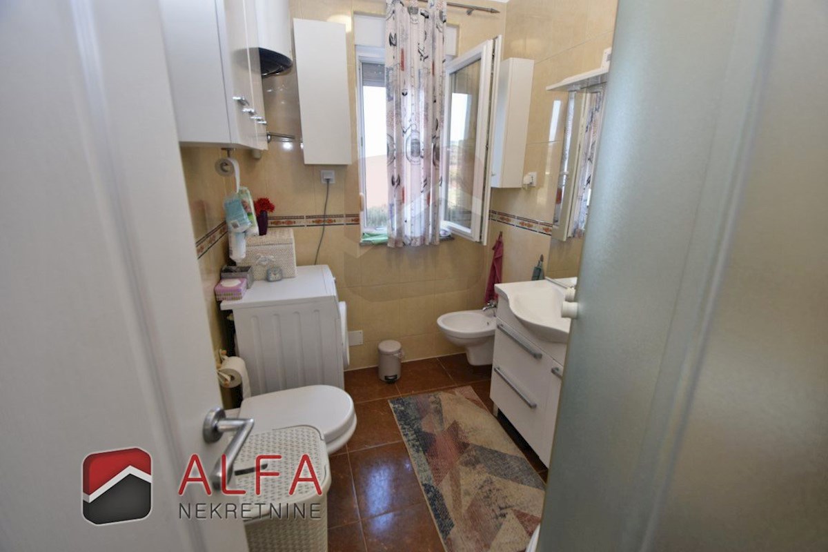 Hrvaška, Vodice – prodaja opremljeno stanovanje v pritličju