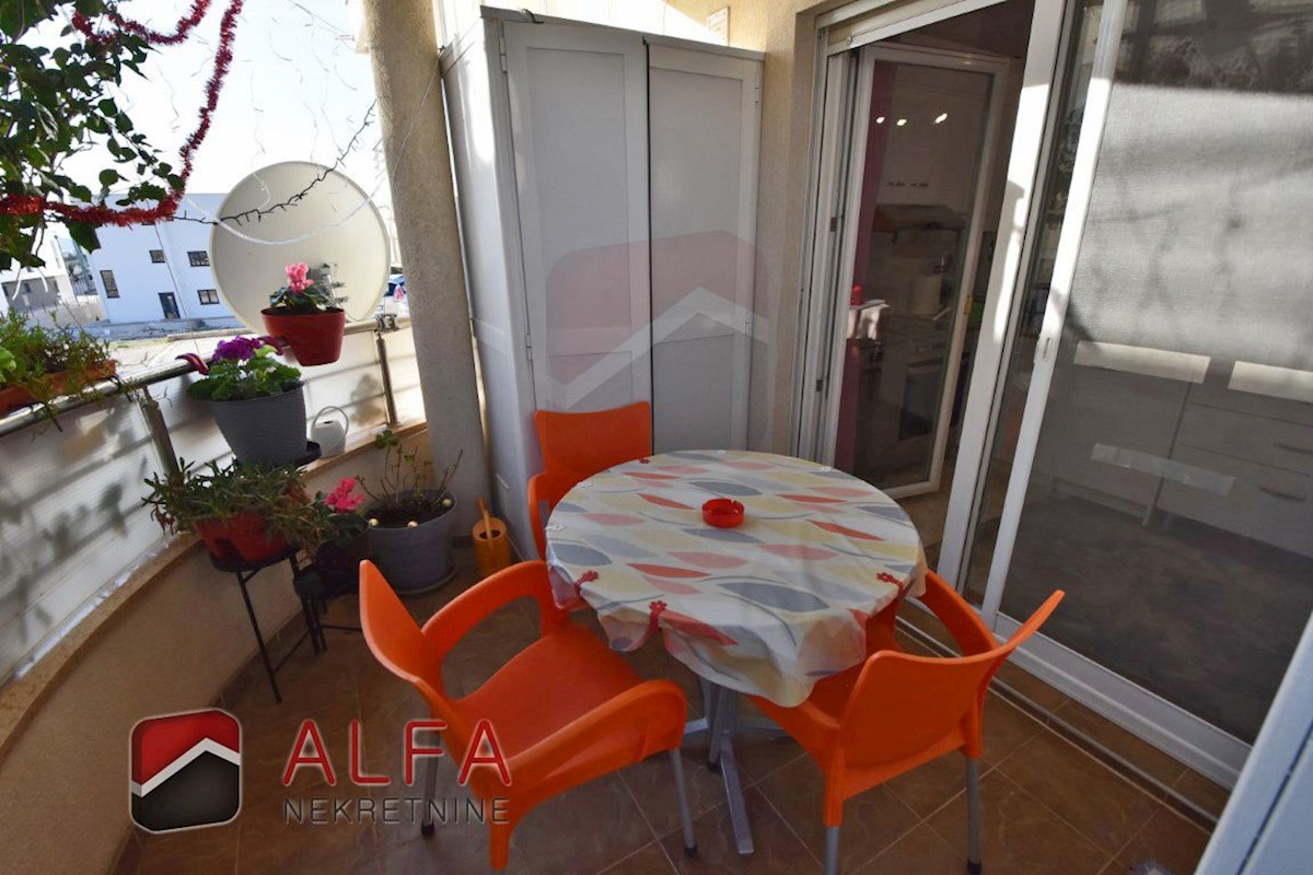 Hrvaška, Vodice – prodaja opremljeno stanovanje v pritličju