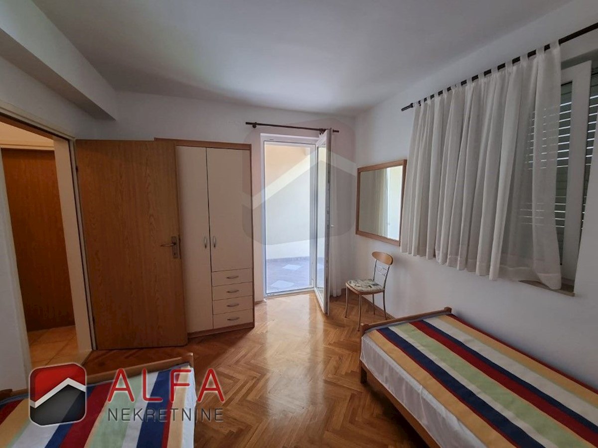 Hrvaška, Žaborić, prodaja hiša s 5 apartmaji, 150 m od morja ​