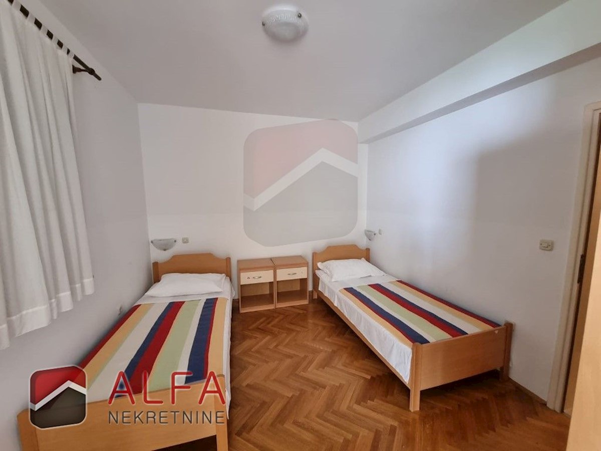 Hrvaška, Žaborić, prodaja hiša s 5 apartmaji, 150 m od morja ​