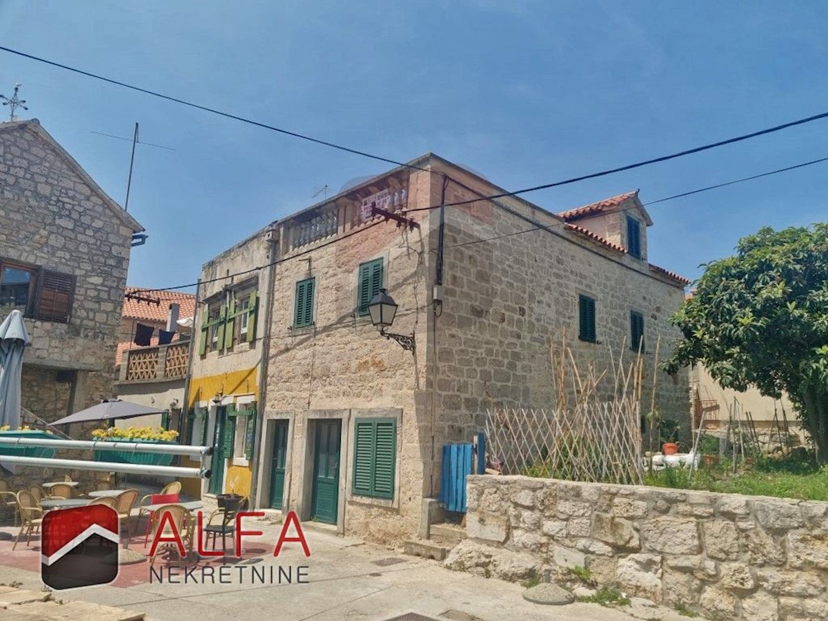 Hrvaška, otok Prvić, Šepurine, prodaja stara kamnita hiša, potrebna prenove, blizu morja, pogled na morje