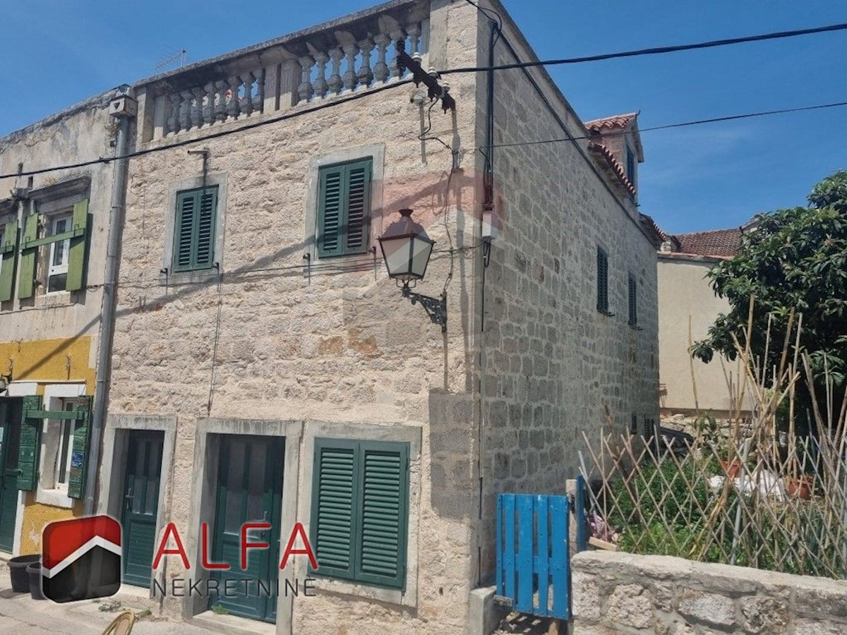 Hrvaška, otok Prvić, Šepurine, prodaja stara kamnita hiša, potrebna prenove, blizu morja, pogled na morje