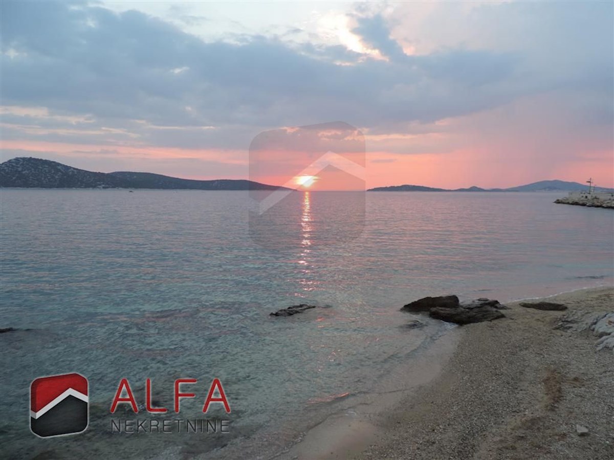 Hrvaška, otok Prvić, Šepurine, prodaja stara kamnita hiša, potrebna prenove, blizu morja, pogled na morje