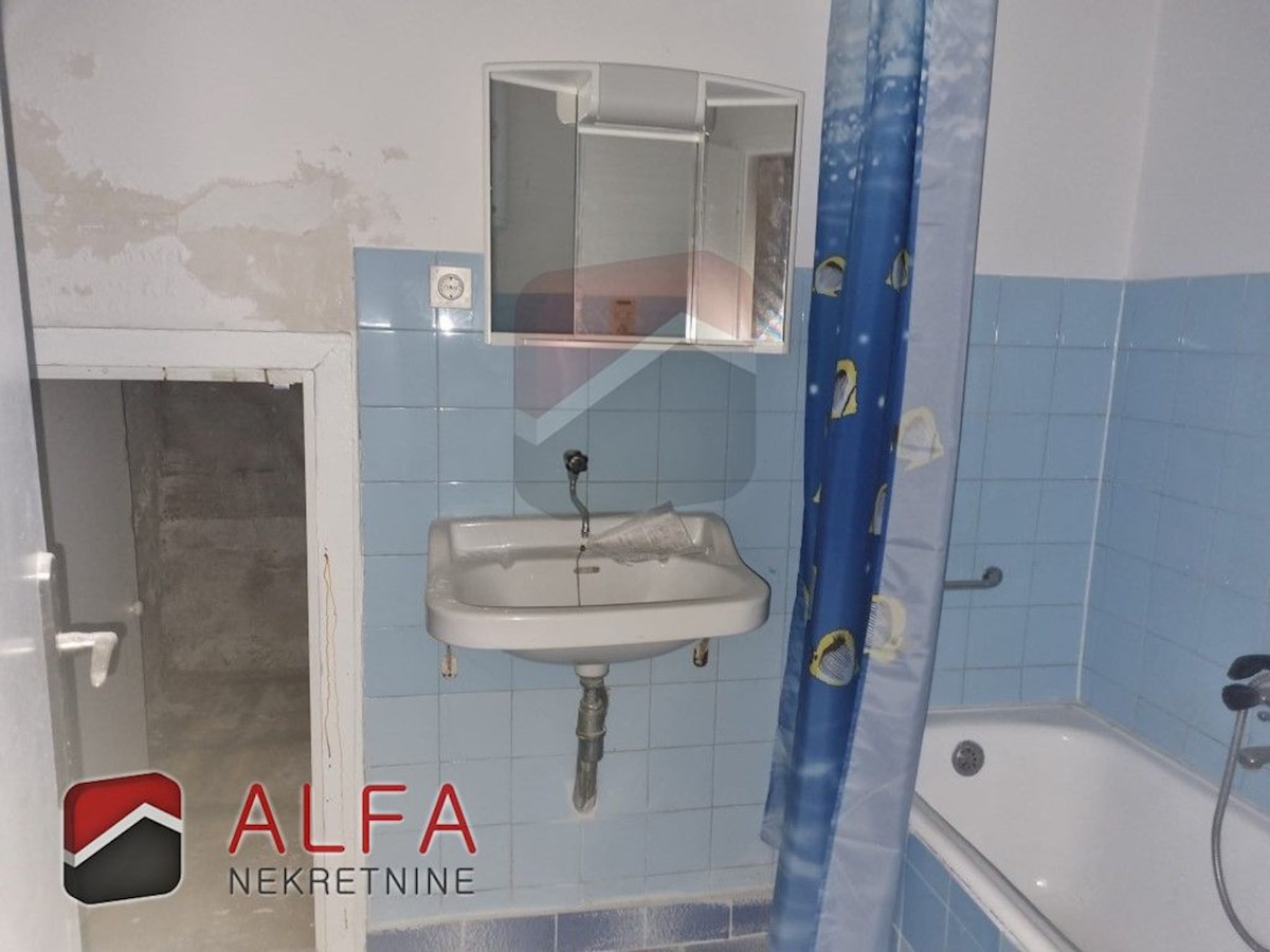 Hrvaška, otok Prvić, Šepurine, prodaja stara kamnita hiša, potrebna prenove, blizu morja, pogled na morje