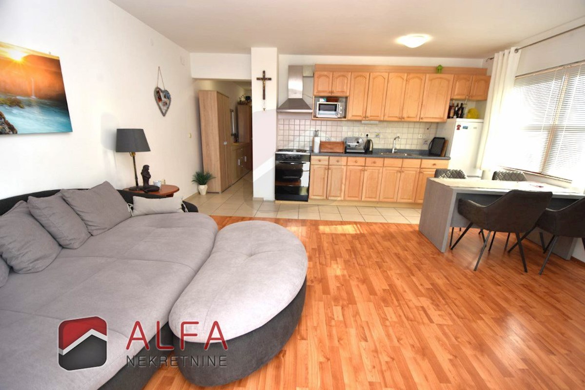 Hrvaška, Vodice – opremljeno pritlično stanovanje z dvoriščem