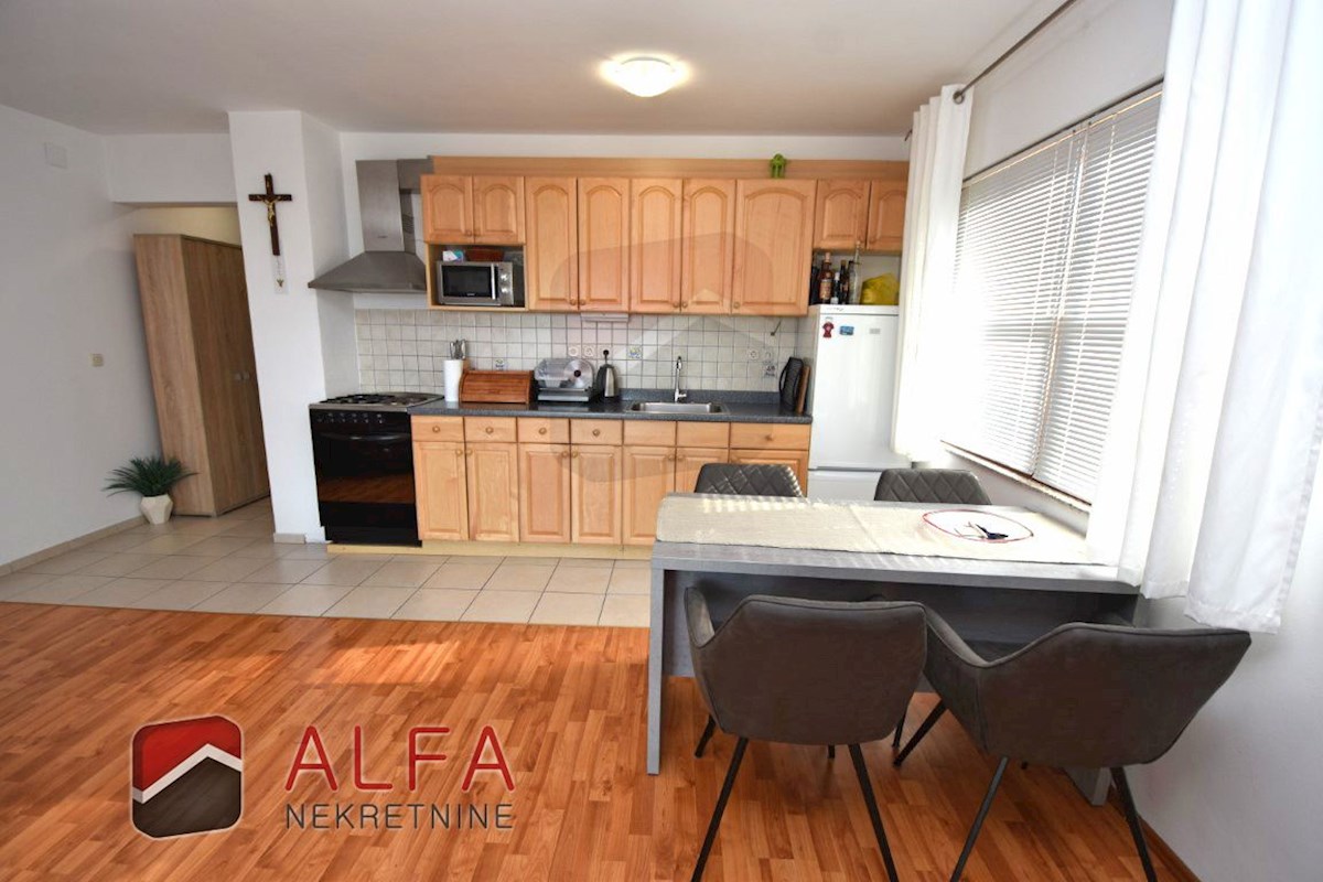 Hrvaška, Vodice – opremljeno pritlično stanovanje z dvoriščem