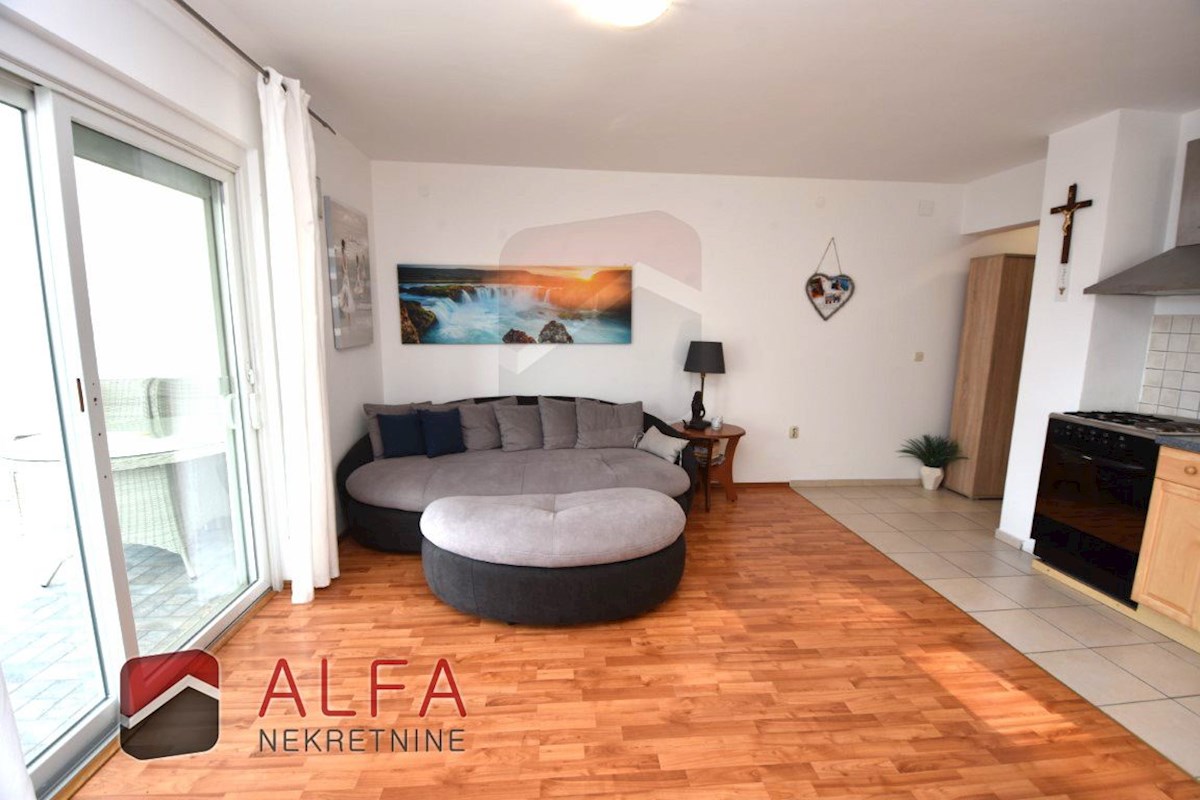 Hrvaška, Vodice – opremljeno pritlično stanovanje z dvoriščem