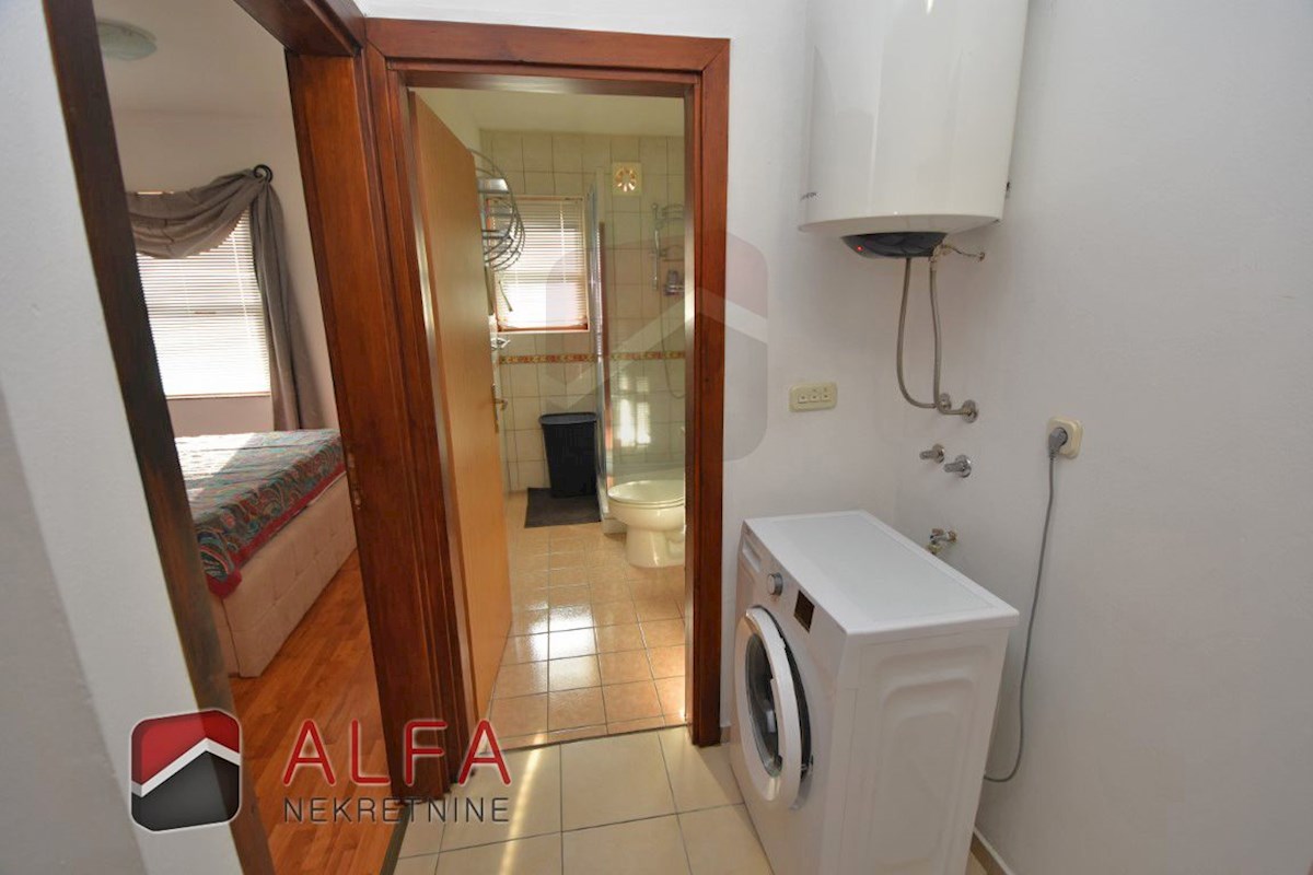 Hrvaška, Vodice – opremljeno pritlično stanovanje z dvoriščem