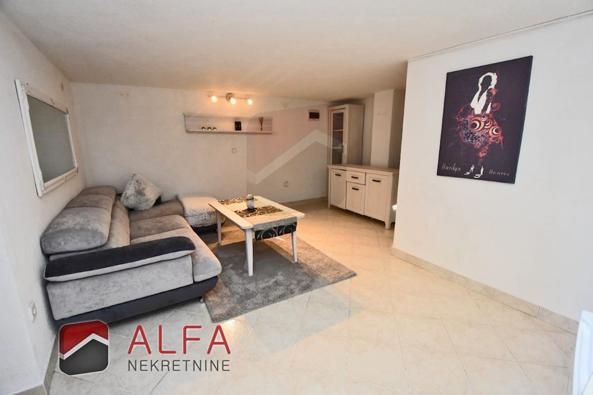 Hrvaška, Vodice – opremljeno pritlično stanovanje z dvoriščem