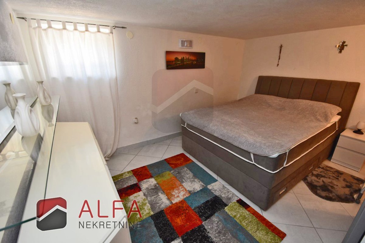 Hrvaška, Vodice – opremljeno pritlično stanovanje z dvoriščem