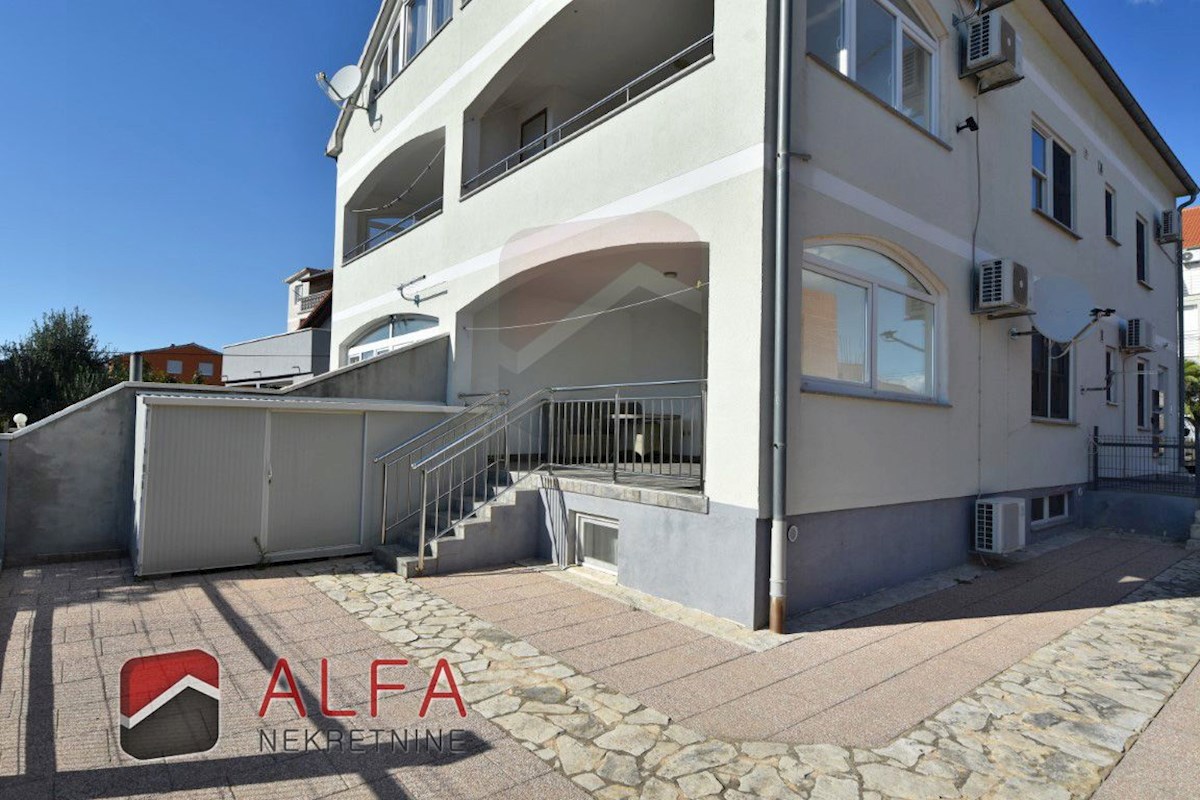 Hrvaška, Vodice – opremljeno pritlično stanovanje z dvoriščem