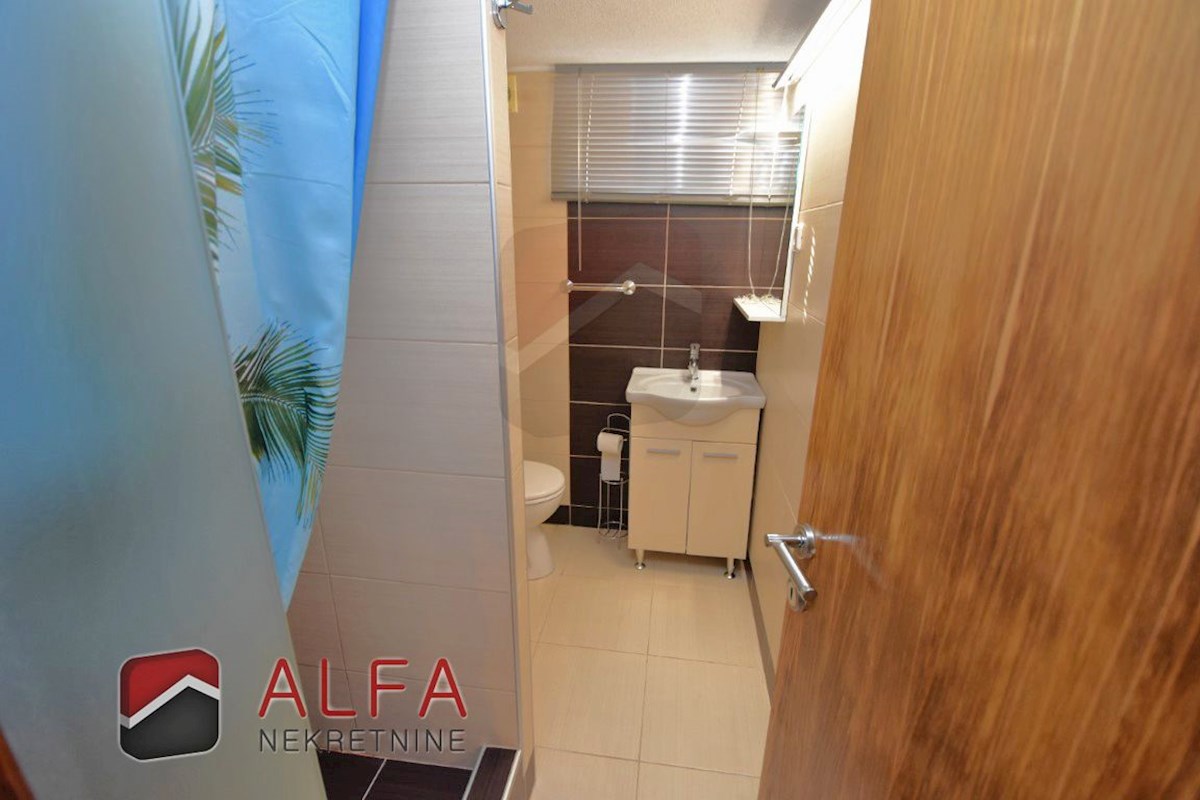 Hrvaška, Vodice – opremljeno pritlično stanovanje z dvoriščem