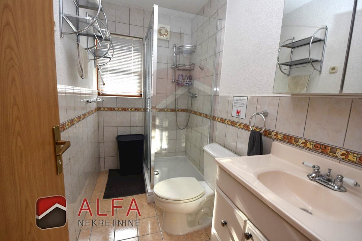 Hrvaška, Vodice – opremljeno pritlično stanovanje z dvoriščem