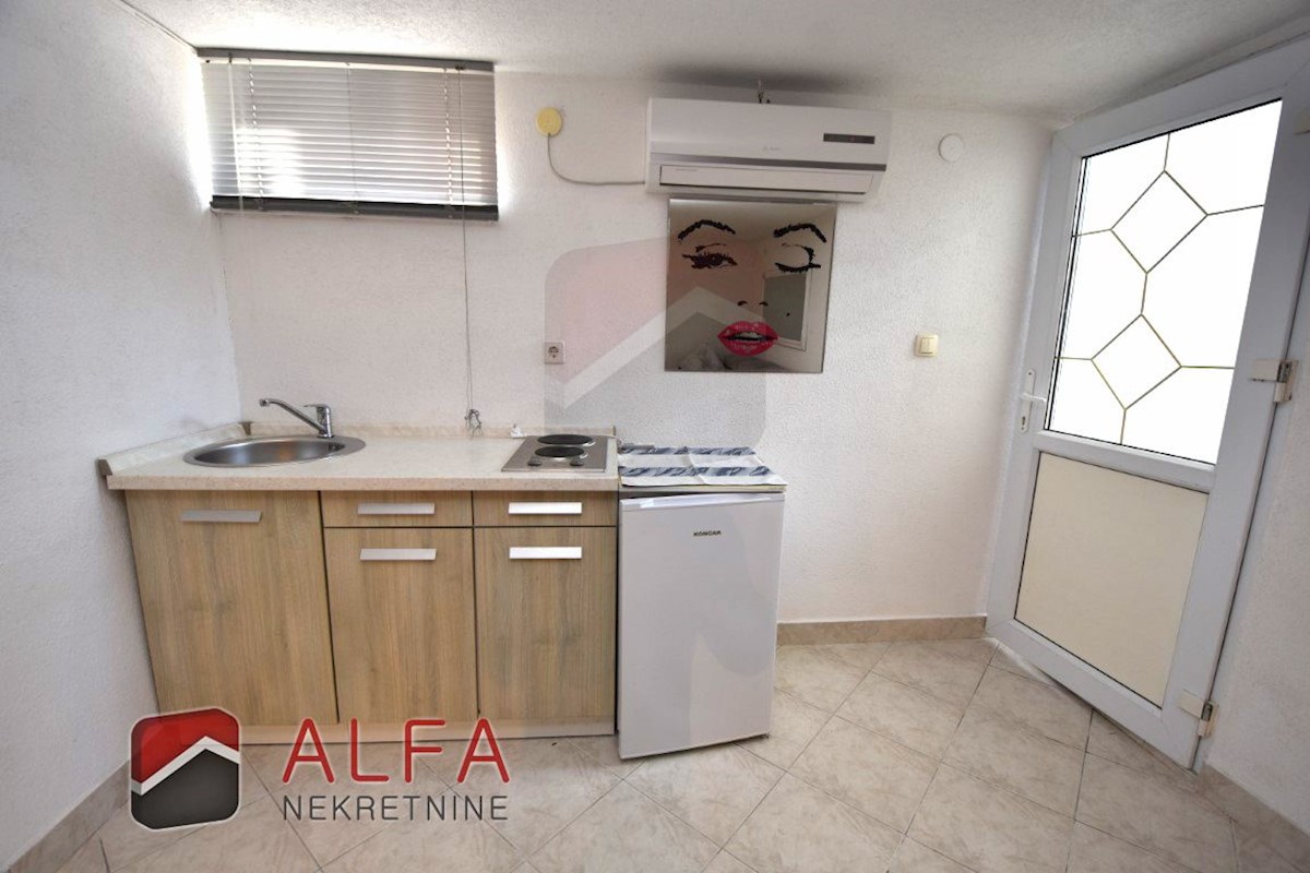 Hrvaška, Vodice – opremljeno pritlično stanovanje z dvoriščem