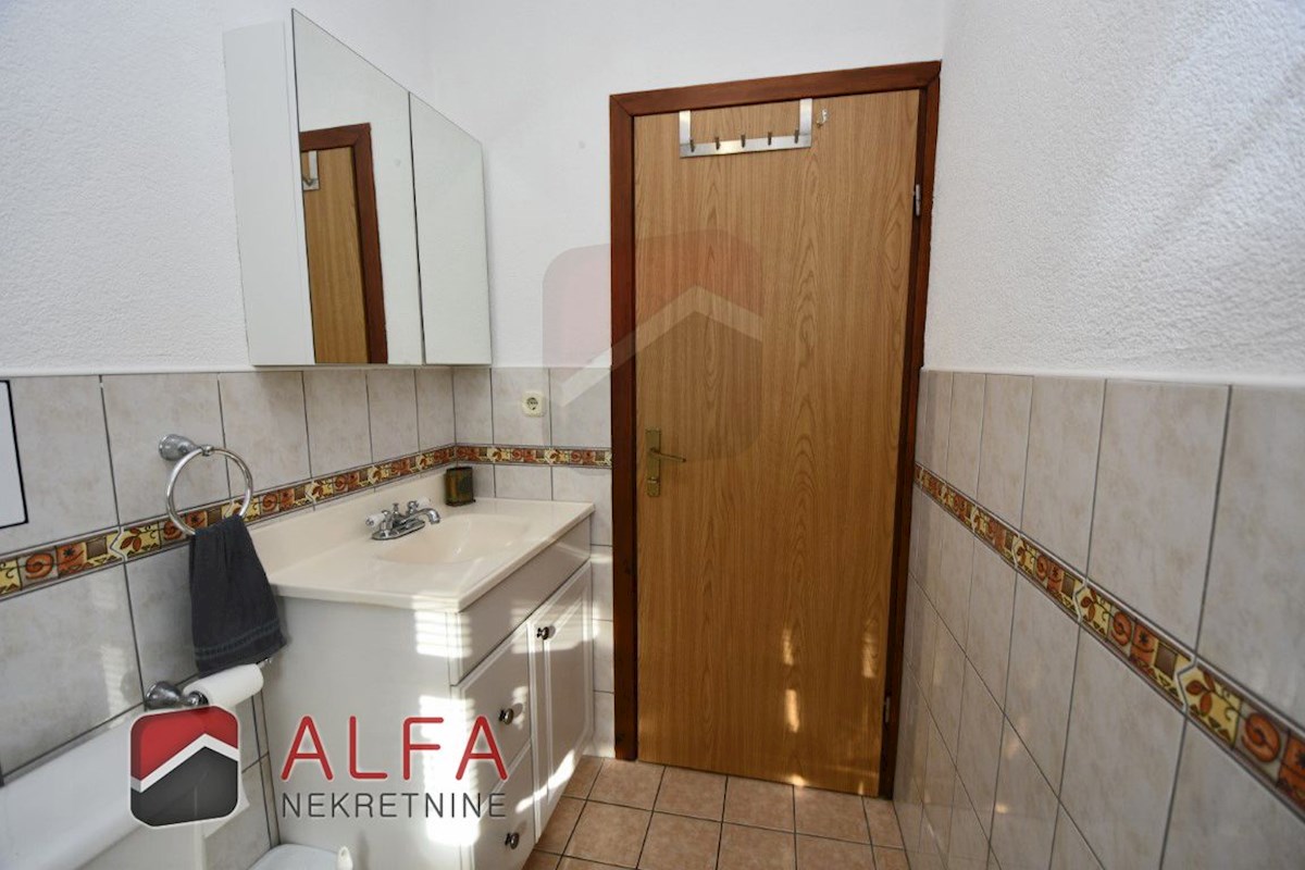 Hrvaška, Vodice – opremljeno pritlično stanovanje z dvoriščem