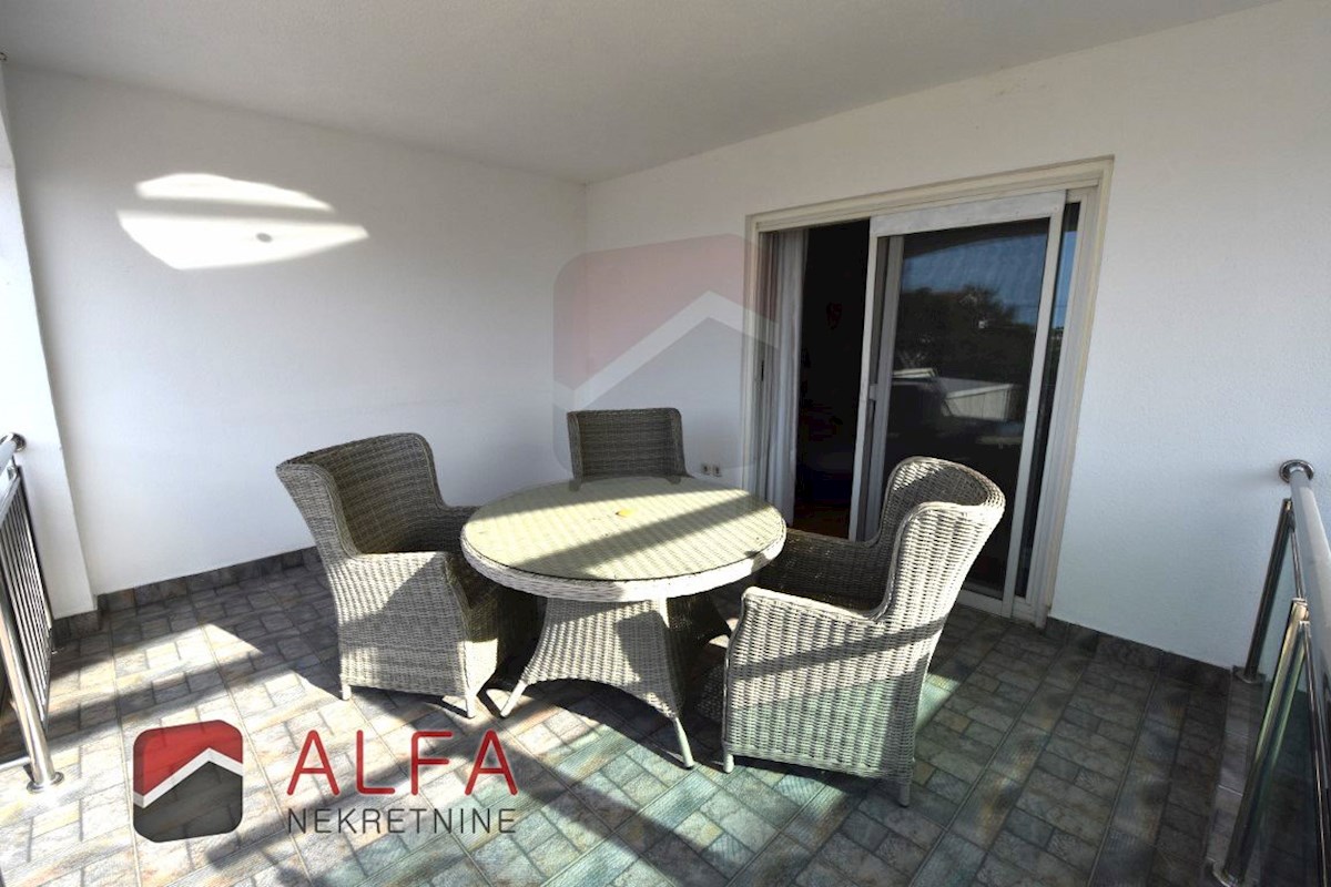 Hrvaška, Vodice – opremljeno pritlično stanovanje z dvoriščem