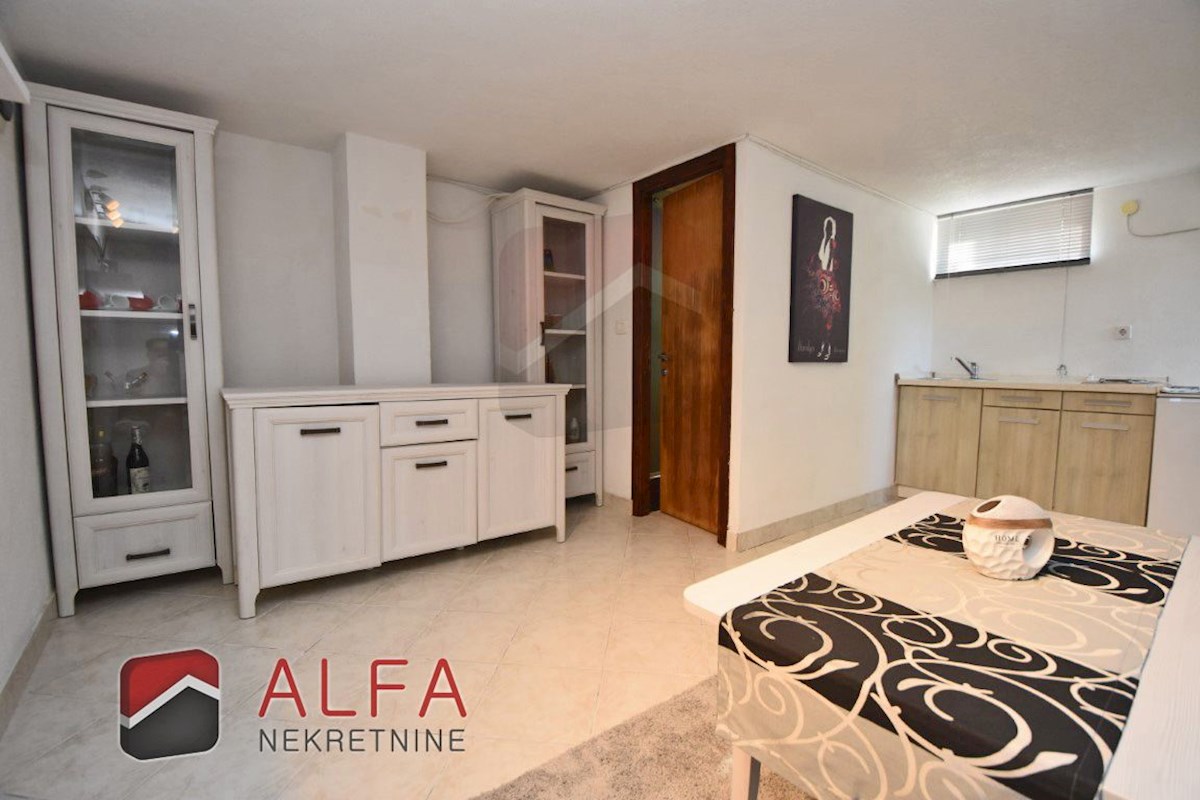 Hrvaška, Vodice – opremljeno pritlično stanovanje z dvoriščem