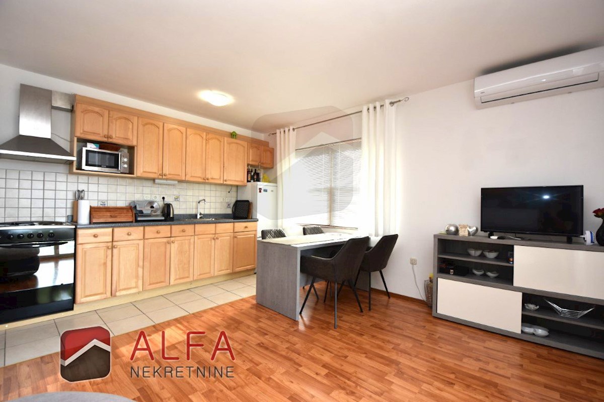 Hrvaška, Vodice – opremljeno pritlično stanovanje z dvoriščem