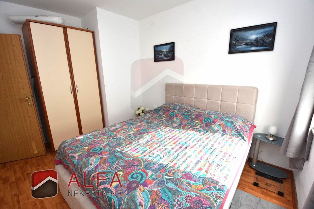 Hrvaška, Vodice – opremljeno pritlično stanovanje z dvoriščem