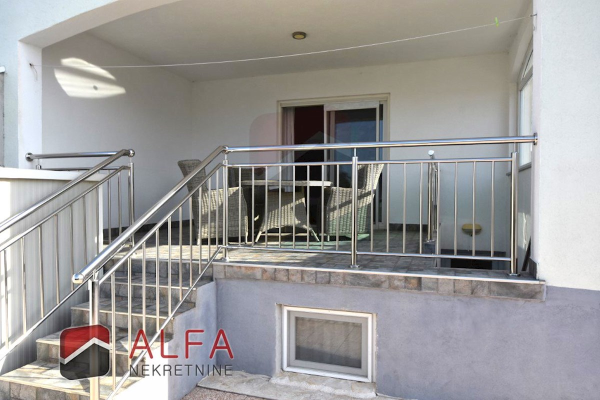 Hrvaška, Vodice – opremljeno pritlično stanovanje z dvoriščem