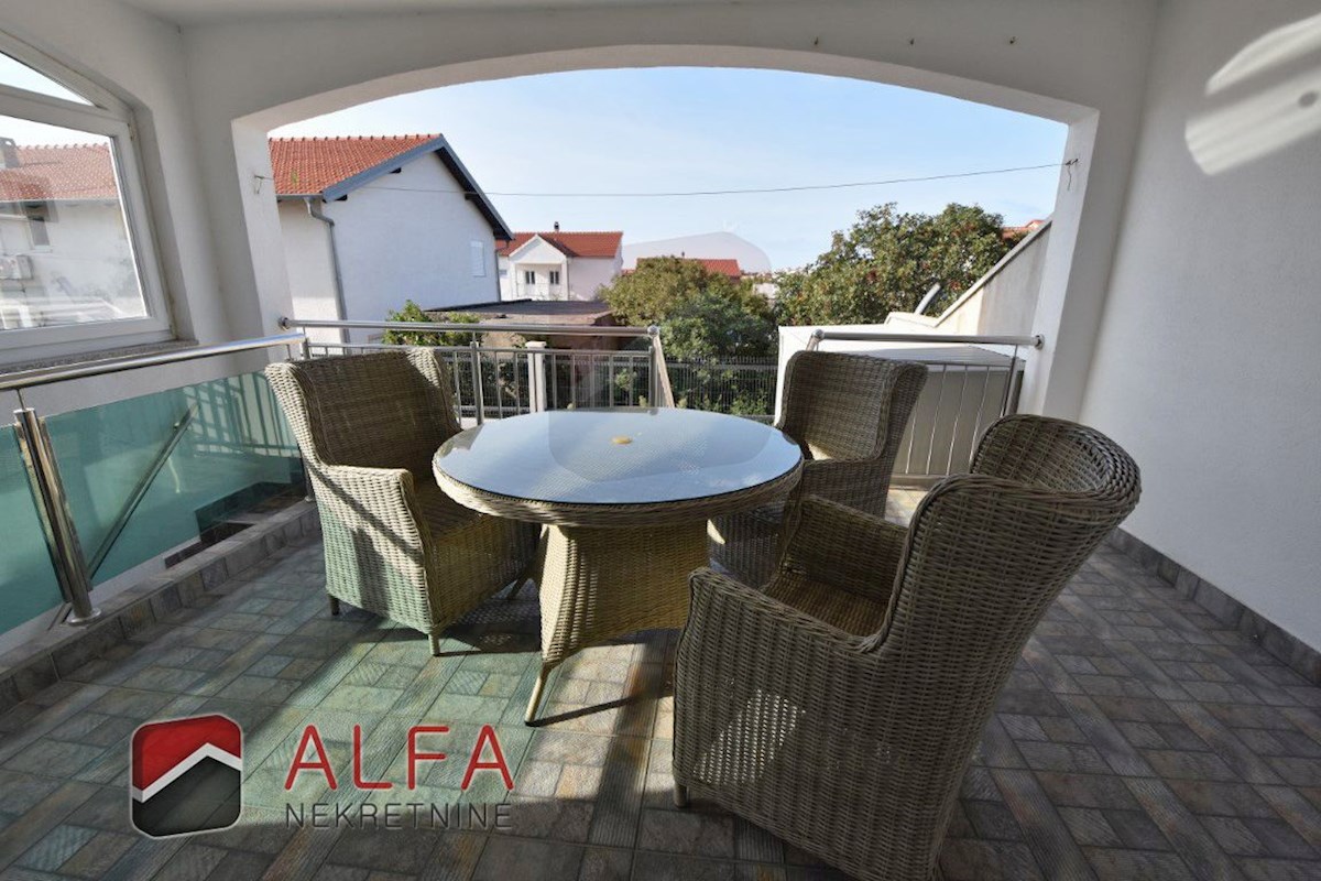 Hrvaška, Vodice – opremljeno pritlično stanovanje z dvoriščem