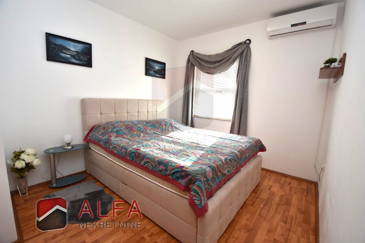 Hrvaška, Vodice – opremljeno pritlično stanovanje z dvoriščem