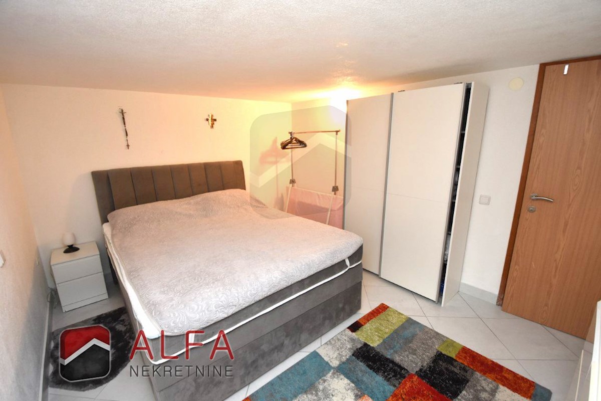 Hrvaška, Vodice – opremljeno pritlično stanovanje z dvoriščem