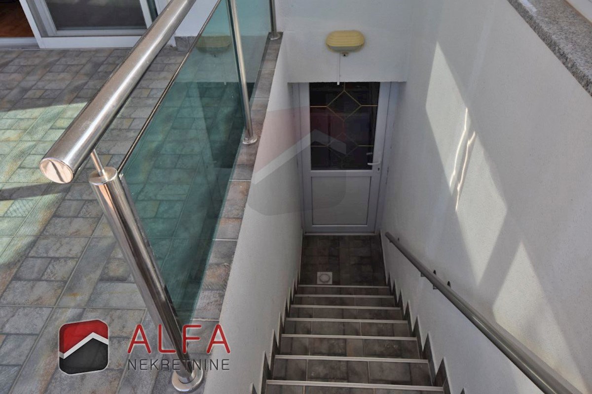 Hrvaška, Vodice – opremljeno pritlično stanovanje z dvoriščem