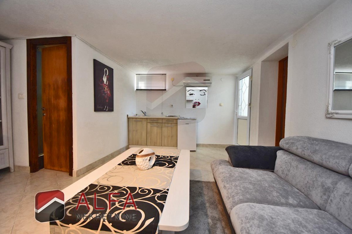 Hrvaška, Vodice – opremljeno pritlično stanovanje z dvoriščem