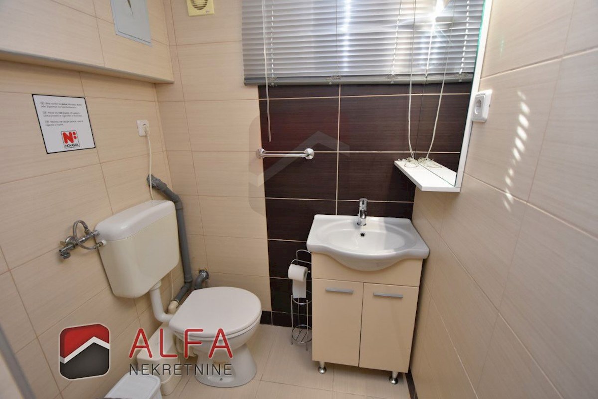 Hrvaška, Vodice – opremljeno pritlično stanovanje z dvoriščem