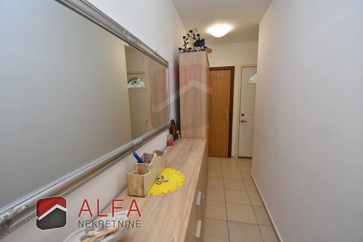 Hrvaška, Vodice – opremljeno pritlično stanovanje z dvoriščem