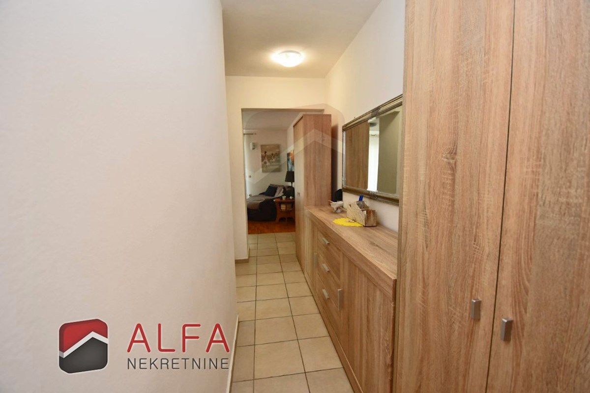 Hrvaška, Vodice – opremljeno pritlično stanovanje z dvoriščem