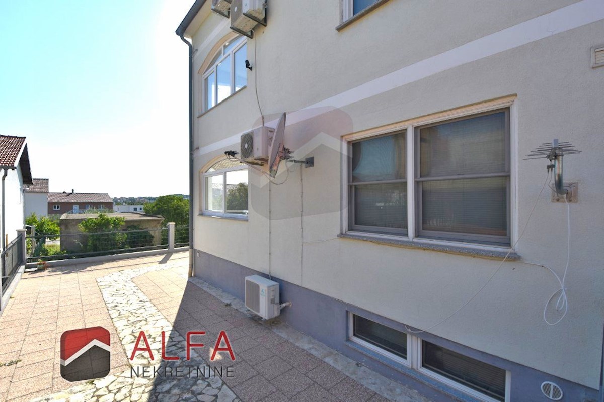 Hrvaška, Vodice – opremljeno pritlično stanovanje z dvoriščem