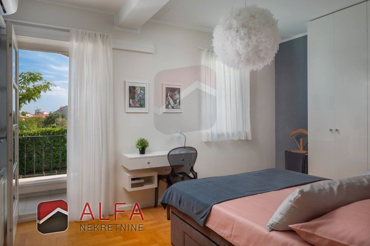 Hrvaška, Vodice: Prodaja luksuzne družinske vile z bazenom, garažo in pogledom na morje