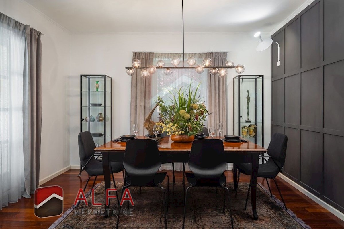 Hrvaška, Vodice: Prodaja luksuzne družinske vile z bazenom, garažo in pogledom na morje