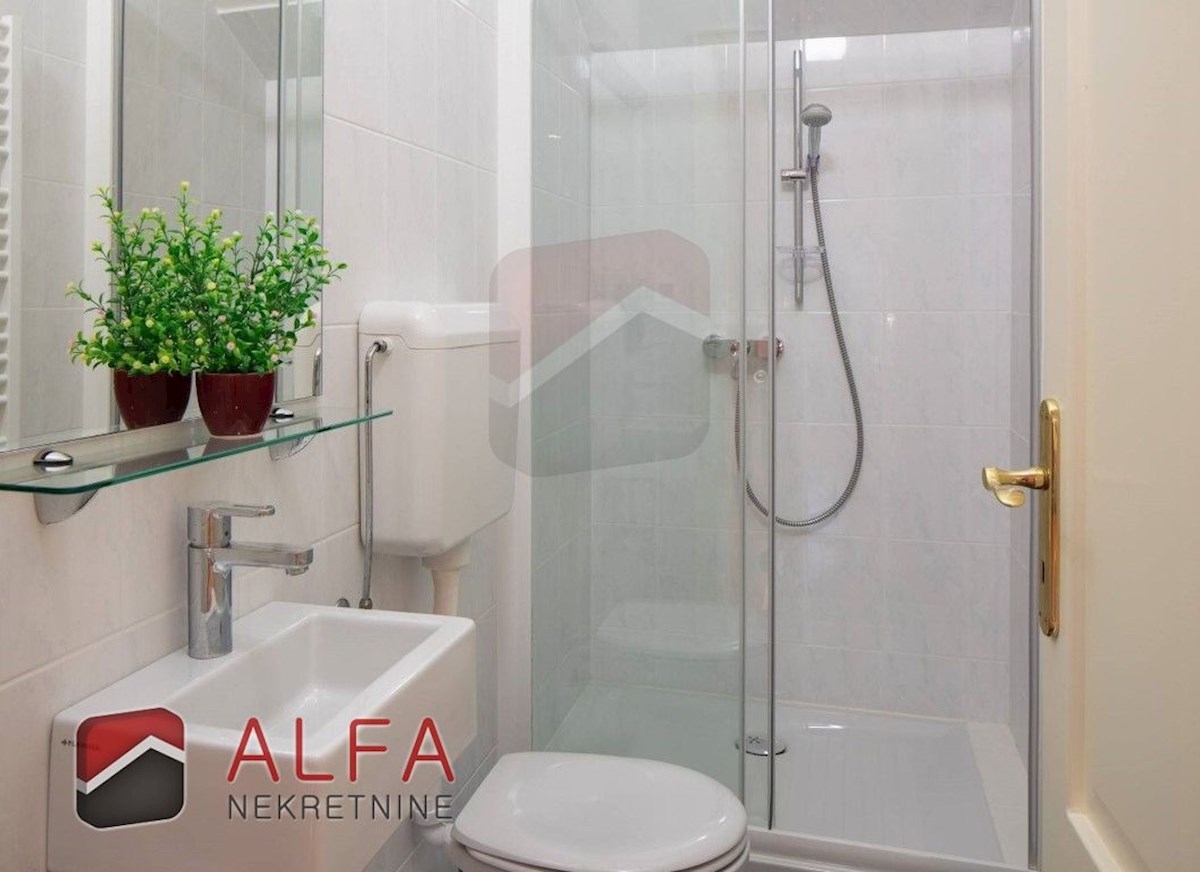 Hrvaška, Vodice: Prodaja luksuzne družinske vile z bazenom, garažo in pogledom na morje