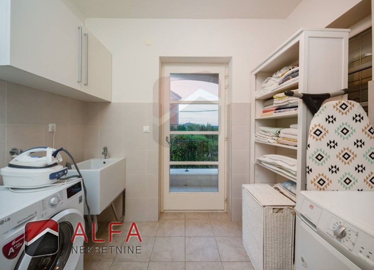 Hrvaška, Vodice: Prodaja luksuzne družinske vile z bazenom, garažo in pogledom na morje