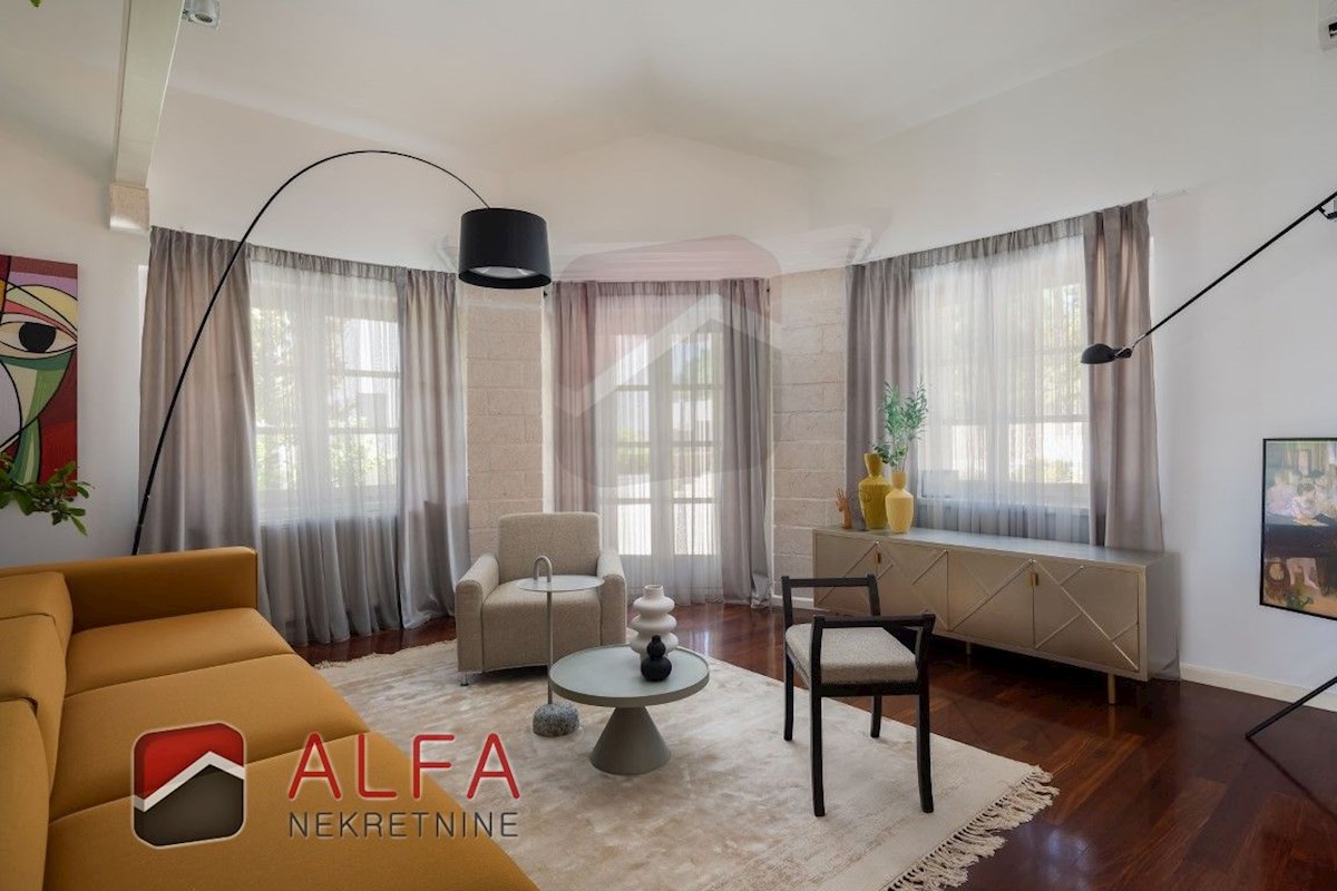 Hrvaška, Vodice: Prodaja luksuzne družinske vile z bazenom, garažo in pogledom na morje