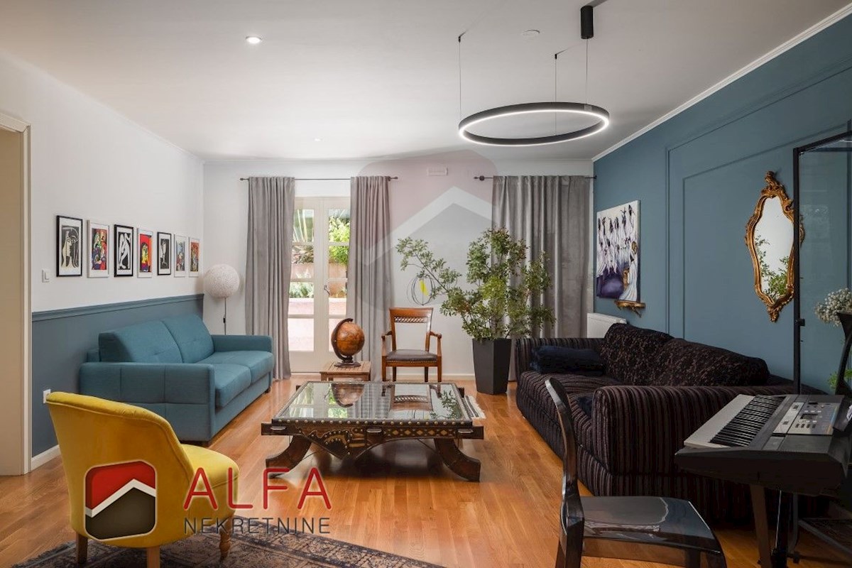 Hrvaška, Vodice: Prodaja luksuzne družinske vile z bazenom, garažo in pogledom na morje