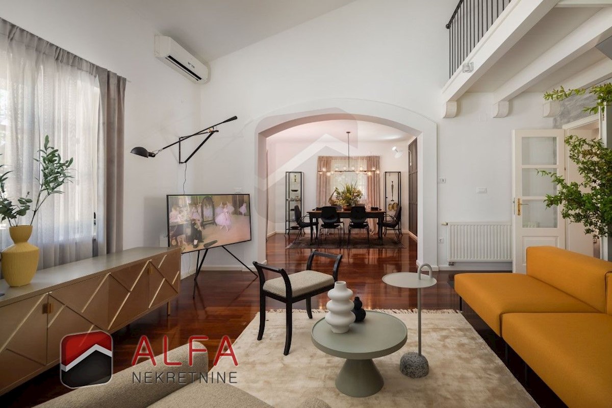 Hrvaška, Vodice: Prodaja luksuzne družinske vile z bazenom, garažo in pogledom na morje