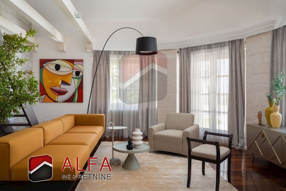 Hrvaška, Vodice: Prodaja luksuzne družinske vile z bazenom, garažo in pogledom na morje