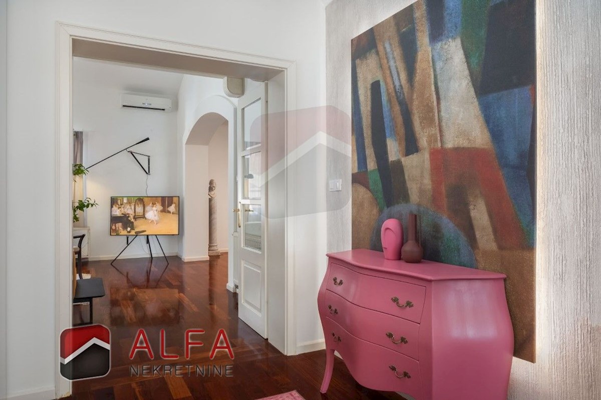 Hrvaška, Vodice: Prodaja luksuzne družinske vile z bazenom, garažo in pogledom na morje